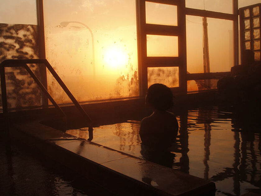 2階の展望風呂からの眺めは抜群。特に夕日が沈む頃の美しさは忘れられません