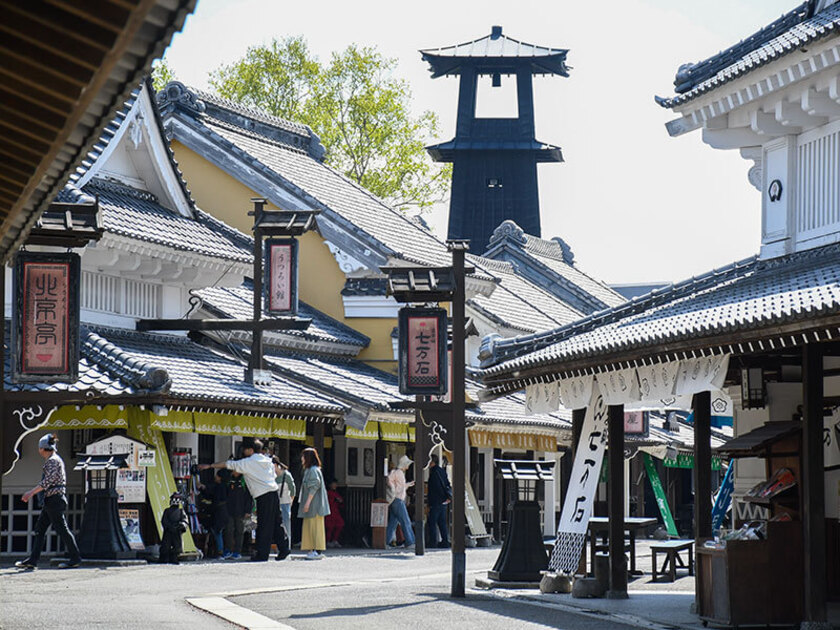 江戸情緒いっぱいの商家街を歩けば、まるで時代劇の世界に迷い込んだかのよう。お店に入ると町娘が「いらっしゃいまし!」と笑顔で迎えてくれます