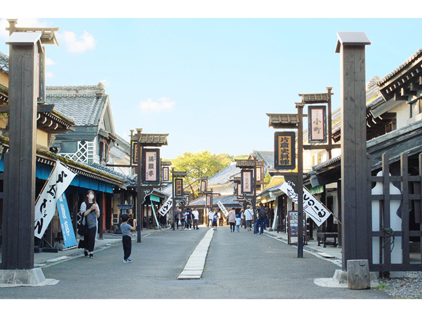 江戸情緒いっぱいの商家街を歩けば、まるで時代劇の世界に迷い込んだかのよう。お店に入ると町娘が「いらっしゃいまし！」と笑顔で迎えてくれます