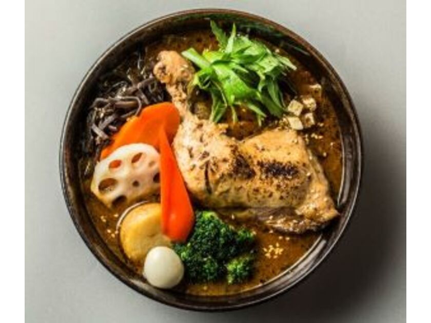 やわらかチキンレッグと野菜（1480円）。やわらかく煮込んだ骨つきもも肉で、スープカレーの定番といえばコレ！