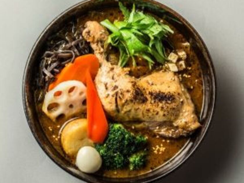 やわらかチキンレッグと野菜（1480円）。やわらかく煮込んだ骨つきもも肉で、スープカレーの定番といえばコレ！