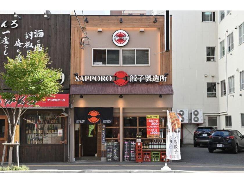 昭和レトロな雰囲気の入り口。便利な立地と夜遅い時間までの営業に、立ち寄りやすさも魅力