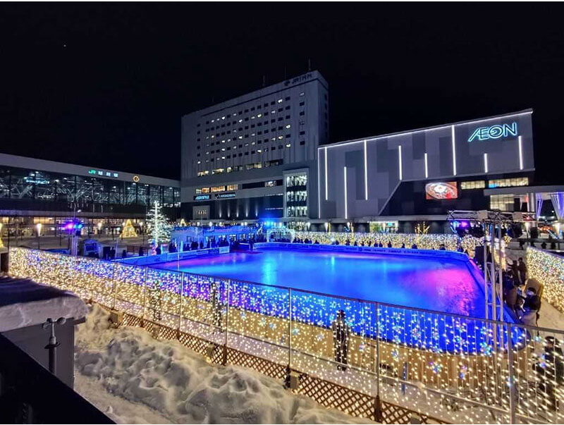 ライトアップされたスケートリンク