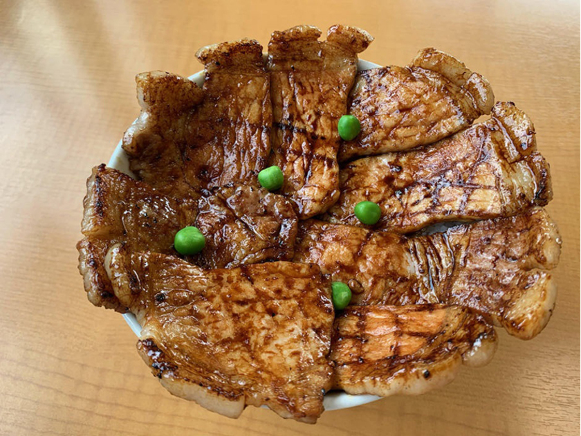 「豚丼-華」ご飯が見えないほどのお肉のボリューム！