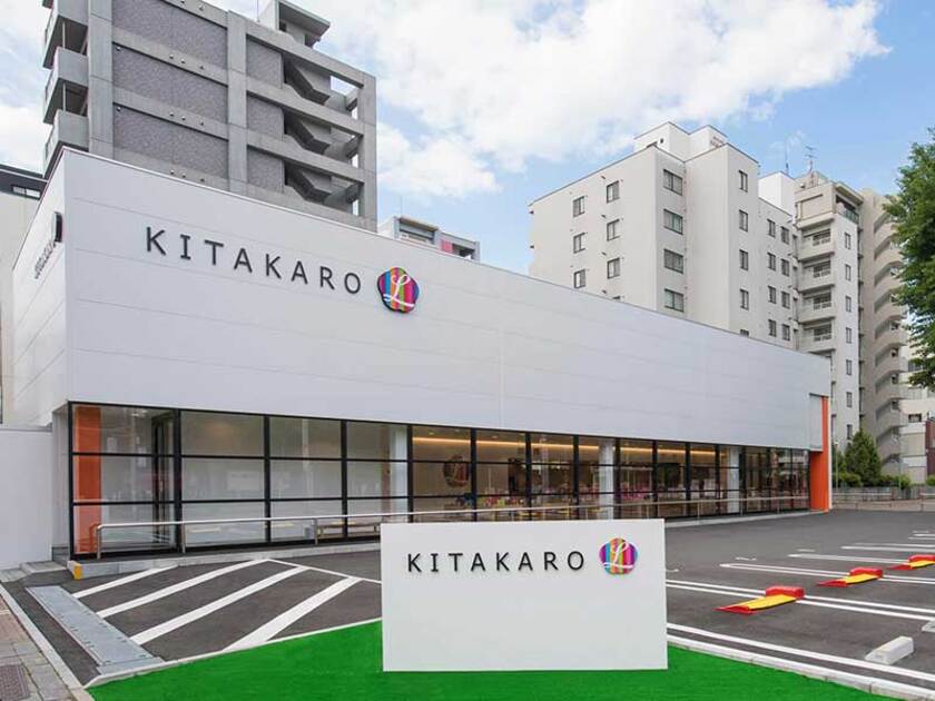 北海道立近代美術館前の、ぱっと目を引く白い建物が目印。「KITAKARO L」のLはLABO=研究室の意味
