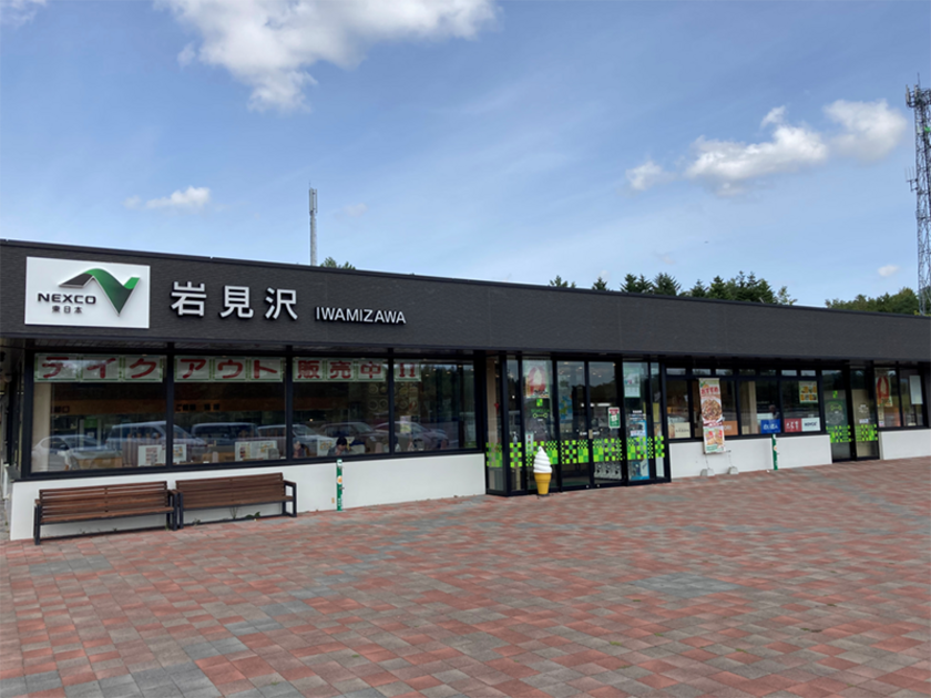 給電スタンド、24時間自動販売機コーナーなど便利な設備あり