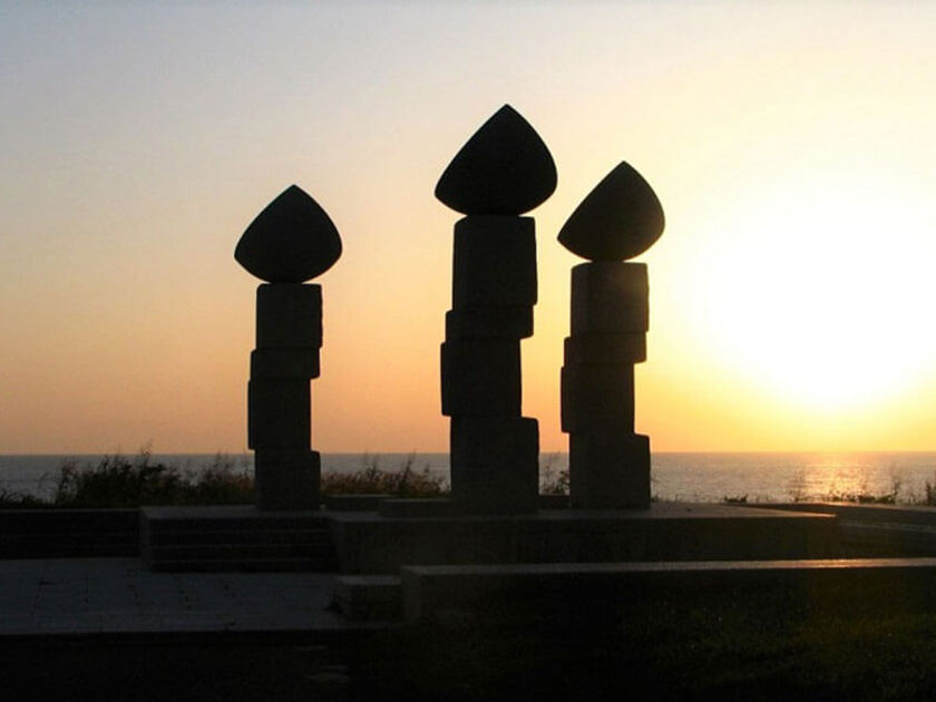 国後島を追われ、この地に入植した人々の望郷の念を表現した「北追岬」。特に有名な作品で、夕暮れ時はえも言われぬ佇まい