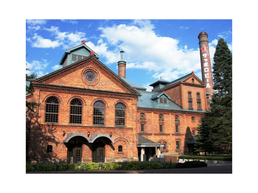 歴史を刻む赤レンガの建物は北海道遺産に選定。博物館の隣には2000席を備えた「サッポロビール園」があります