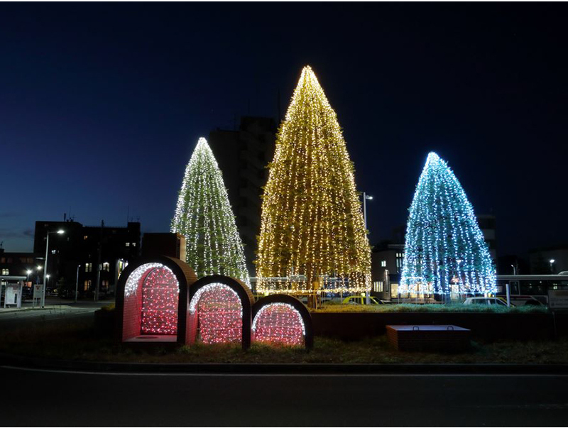 野幌のシンボルツリーが駅前を明るく照らします