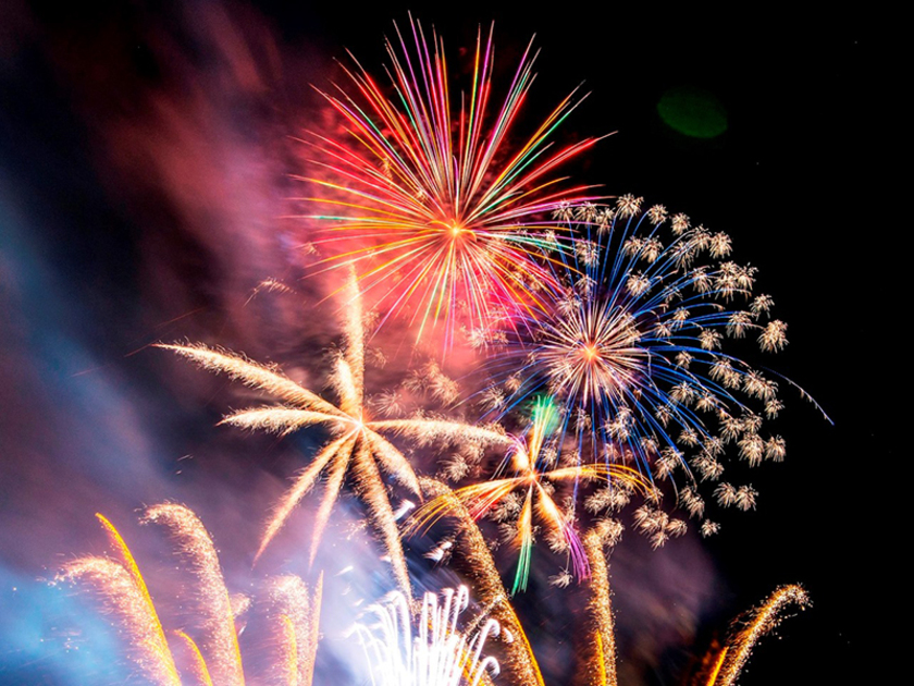 大迫力の音楽と花火のイリュージョンが、煌びやかに夜空を彩ります