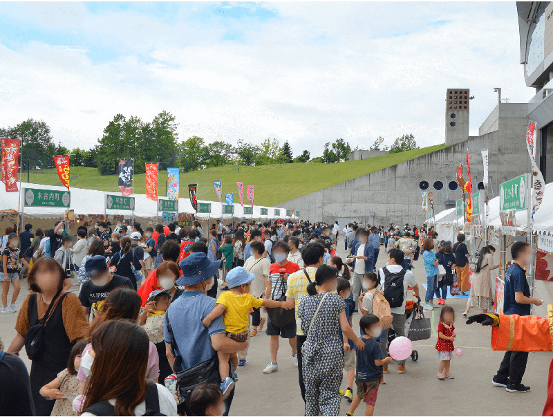 ドームの外では道内市町村の飲食テントがズラリ（2023年開催時）
