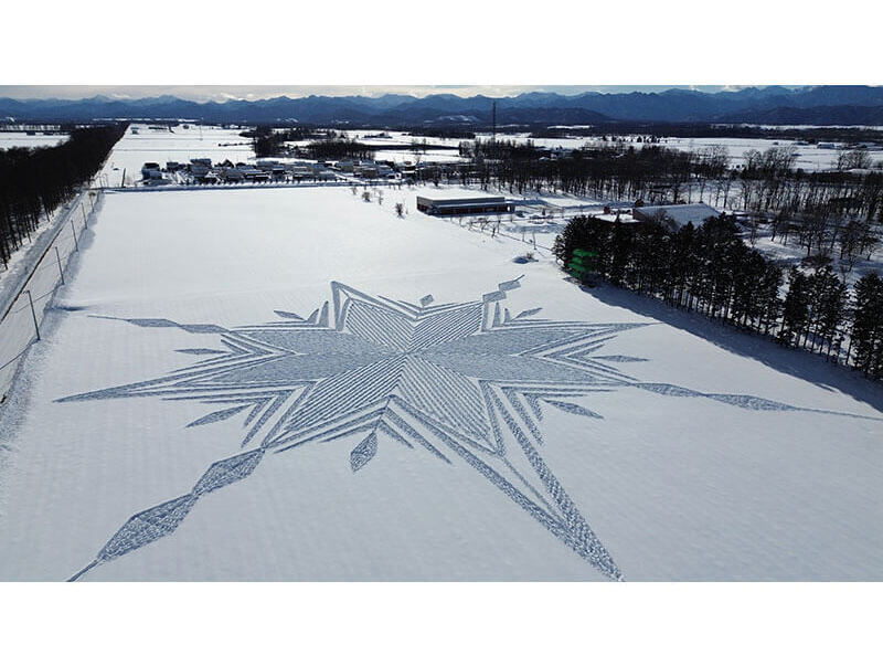 雪原に出現する美しいスノーアート