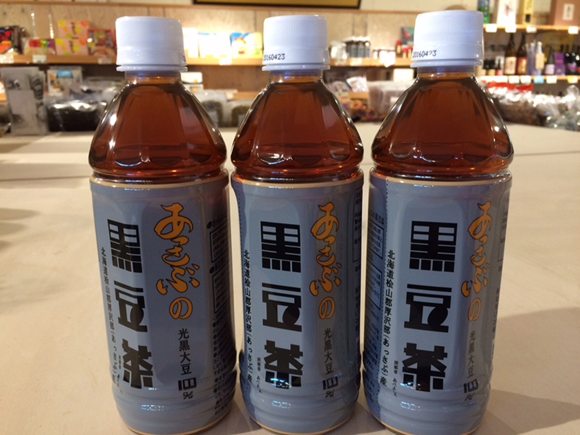 「あっさぶの黒豆茶」（500ml/170円）は、厚沢部町特産の大粒光黒大豆を使用。黒豆特有のコクと香りが楽しめます