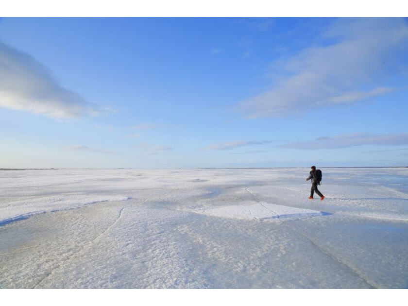 空と凍った海の境界線「氷平線」