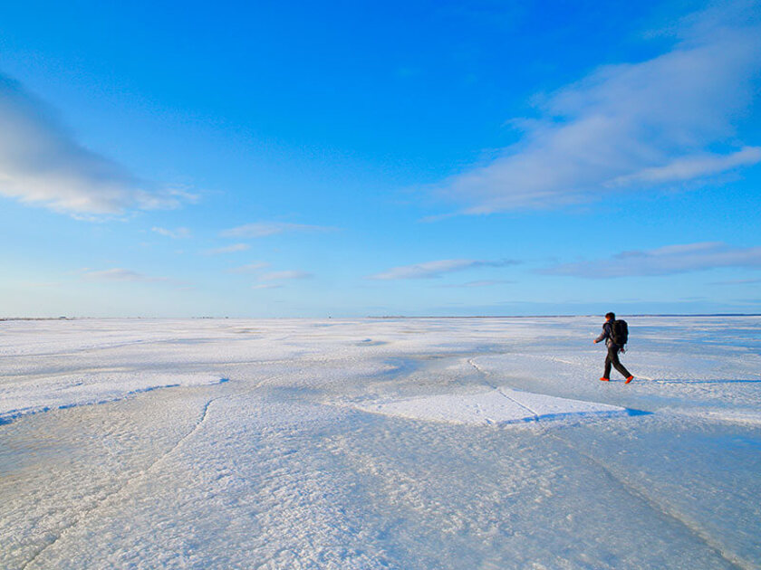 空と凍った海の境界線「氷平線」