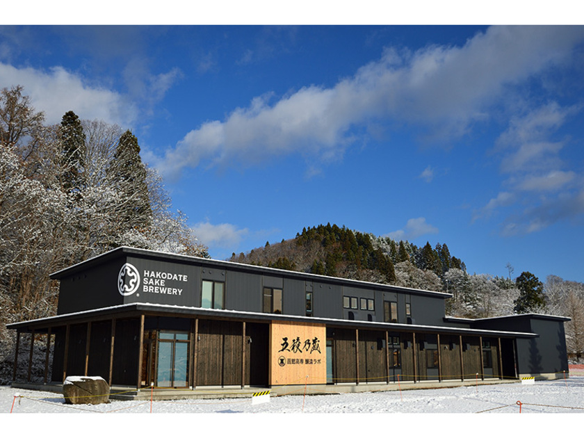 五稜乃蔵は函館高専と連携し、酒蔵内に「函館高専 醸造ラボ」を併設。発酵学、醸造学の研究、日本酒の次代に向けた人材育成も行っています