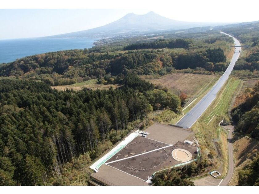 北海道内最大規模、直径約37mの環状列石が特徴。使われている石は、1kmほど離れた桂川河口と考えられている