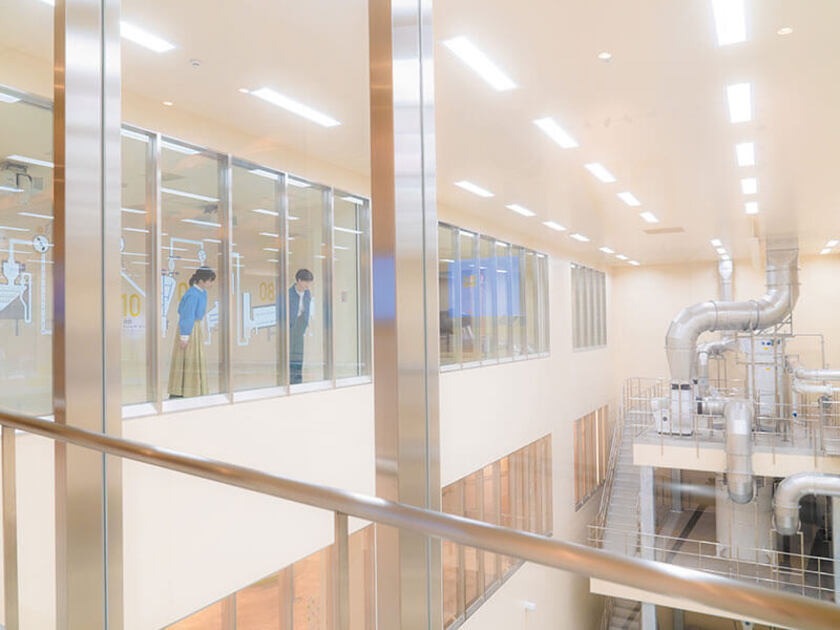 工場体験ゾーンにあるカカオ豆加工プラント