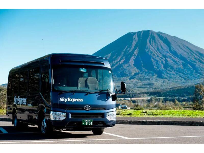 ニセコの大自然の中を走る「スカイリゾートシャトルニセコ」