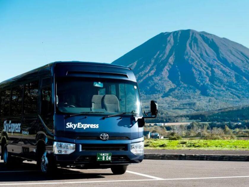 ニセコの大自然の中を走る「スカイリゾートシャトルニセコ」