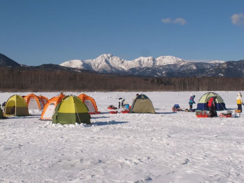 絶景のなかでワカサギ釣り