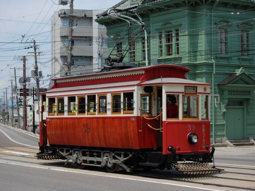 レトロな函館の街並みを走る「箱館ハイカラ號」