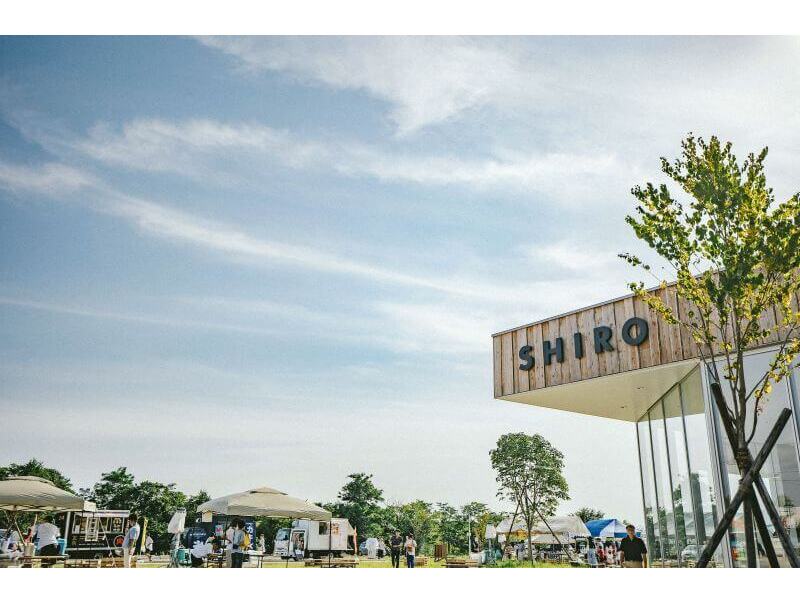 景色の良いSHIROの工場前にて開催