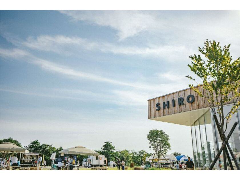 景色の良いSHIROの工場前にて開催