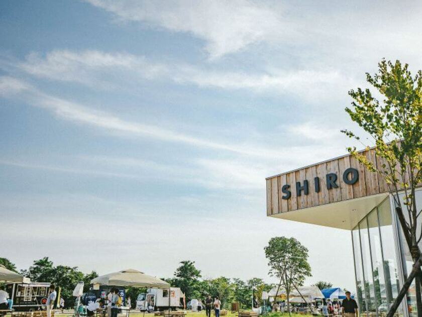景色の良いSHIROの工場前にて開催