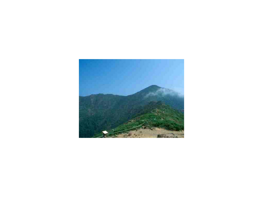 アポイ岳頂上から吉田岳、ピンネシリへと連なる日高山脈の美しい稜線