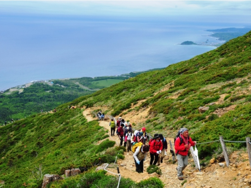 アポイ岳の馬の背(7~8合目)~眼下にエンルム岬や太平洋が見えます