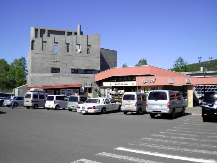 中世ヨーロッパの城壁をイメージした個性的な建物。