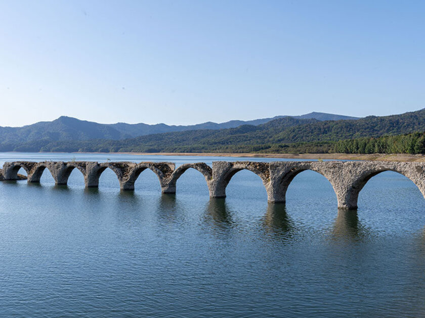 春から夏にかけて水位が上昇し、水面に姿を映す「めがね橋」として美しい景観を見せる「タウシュベツ川橋梁」