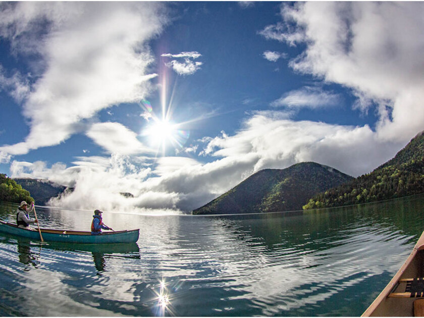 原始の自然が残る然別湖。湖畔からカナディアンカヌーでのんびり湖上に繰り出すことが可能です