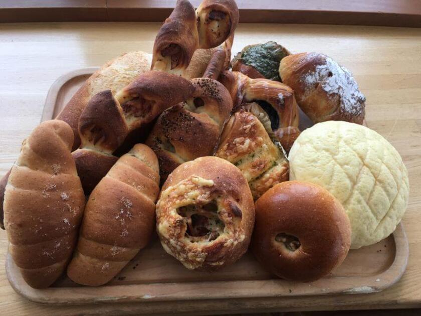 栄養価が高く、脂質が低いホエーで焼き上げたフランスパンはしっとり・もちもち。具材には特産品のベーコンやじゃがいもが、ふんだんに使われています