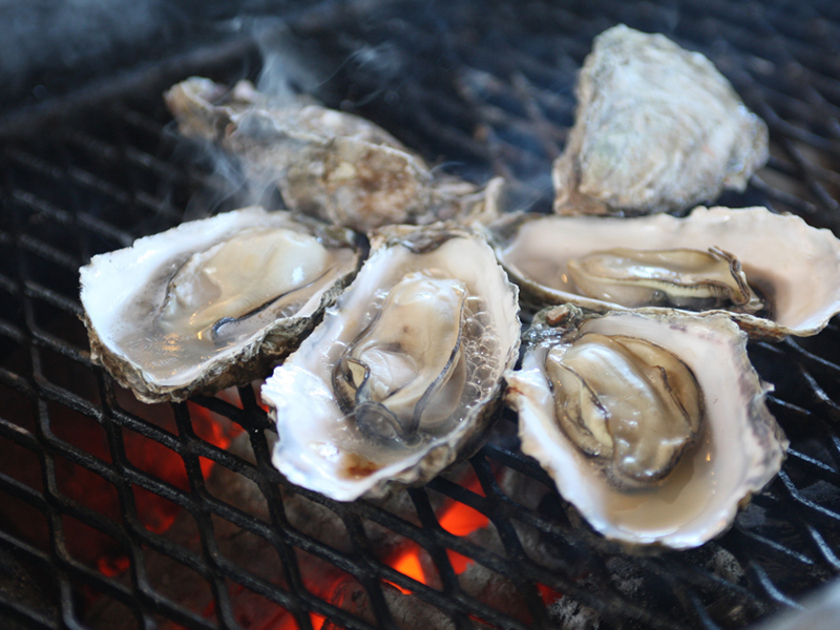 「焼き牡蠣」は地元で一番多い牡蠣の食べ方。レストランや炭焼処では、熱々プリプリの牡蠣を味わうことができます