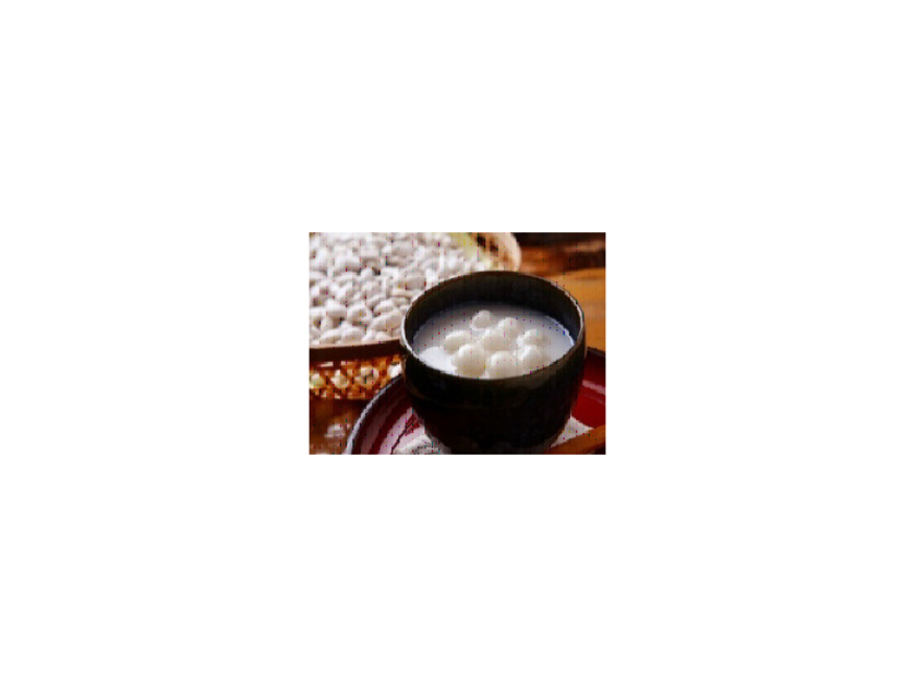 名物「白いおしるこ」(500円)は、洞爺湖産の大福豆を使用。白玉団子と甘さを抑えた純白の汁粉で味も見た目も上品な逸品