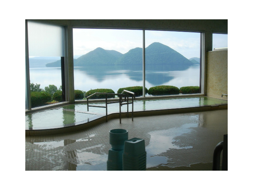 洞爺湖を見下ろす高台にあるので、ガラス張りの大浴場では雄大なパノラマを眺めながらの湯浴みを楽しむことができます