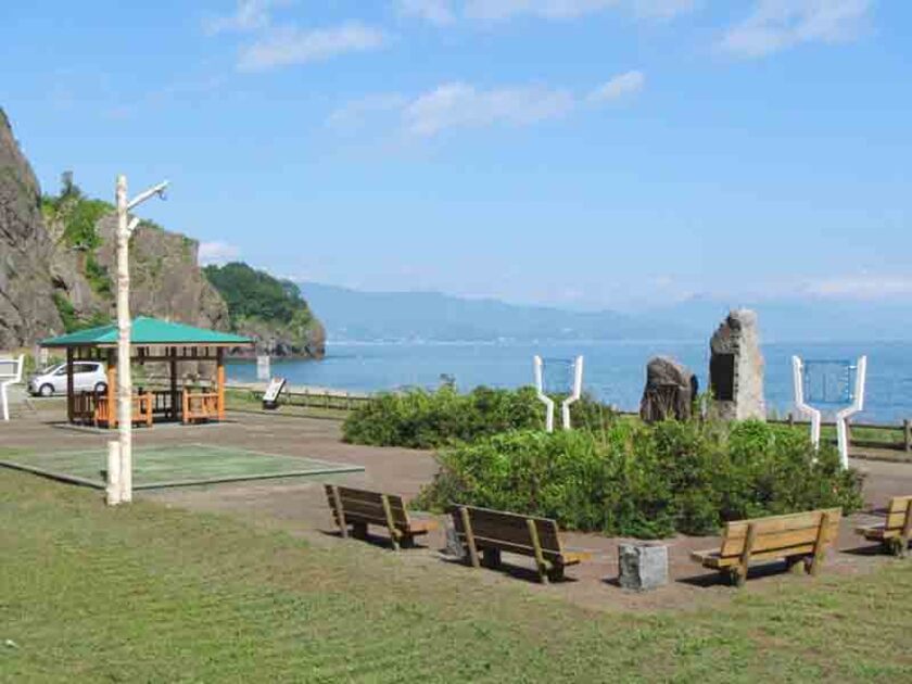 眼下に広がる豊浦の景勝地、礼文華海岸・美の岬は文人たちの歌の情景と重なり、いまも美しい姿を眺めることができます
