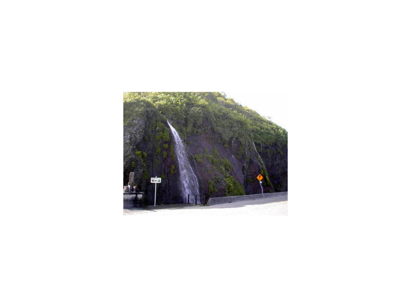 国道336号のすぐ横を流れ落ちるフンベの滝。目の前が駐車場になっており、ドライブ途中に気軽に立ち寄ることができます