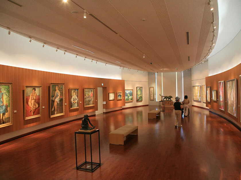 第一展示室。斉藤斎、藤井範子の作品を中心に24点の絵画と6点のブロンズ像を展示しており同館で最大の広さを持つ展示室です