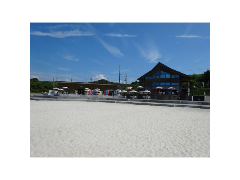 天気のいい日は目にもまぶしい白い砂。