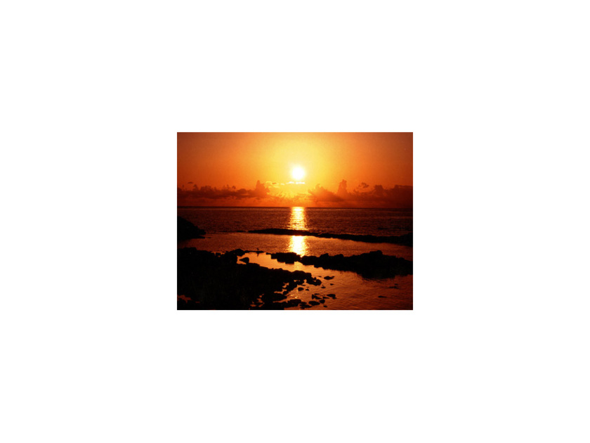 留萌のシンボルとも言える黄金岬。刻一刻と表情を変え、周囲をオレンジ色に染めつくす夕陽はいつまでも見ていたくなる美しさ