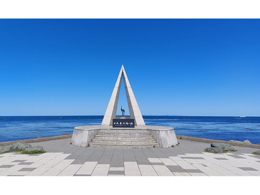 日本最北端の地の碑。北海道本島最北の地「宗谷岬」にある北極星の一稜をモチーフにされた碑です