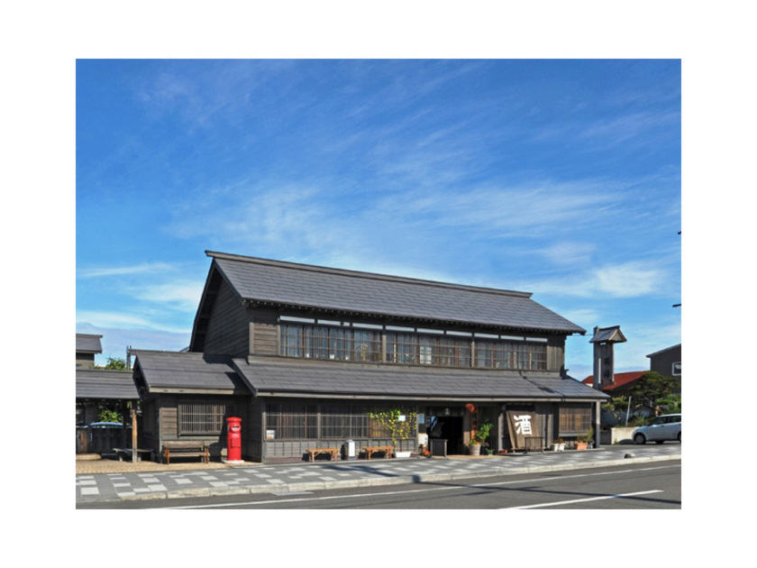 外観は創業当時の雰囲気そのまま。暑寒別連峰を源とする良質な水と吟味した米、伝統の技が生きる日本最北の造り酒屋です