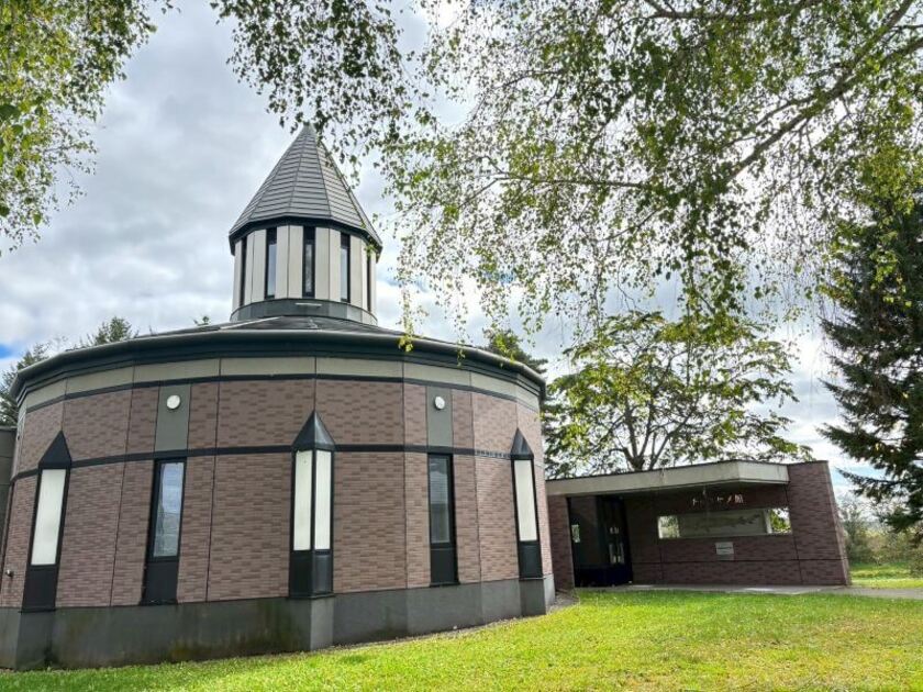 まるで教会のようなお洒落な建物には、さまざまなチョウザメがいっぱい