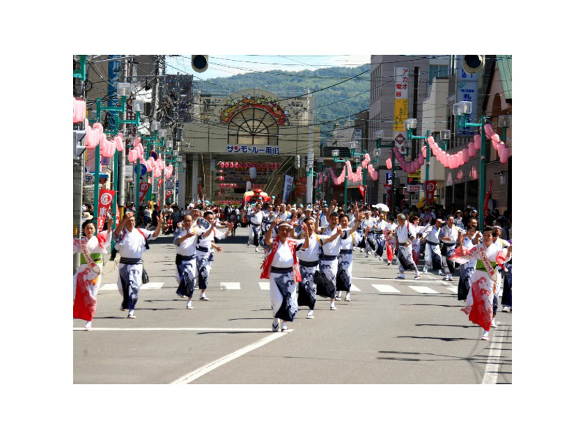 約5,000人が潮音頭の曲に合わせて練り歩く「潮ねりこみ」（写真は過去開催時）