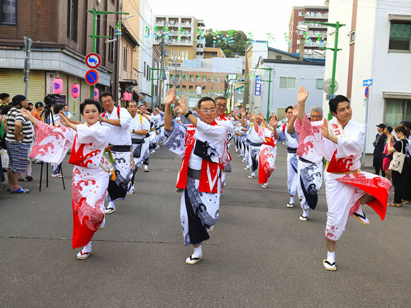 約5,000人が潮音頭の曲に合わせて練り歩く「潮ねりこみ」（写真は過去開催時）