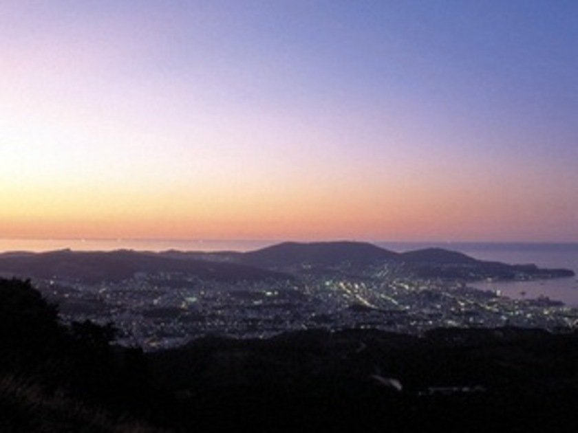 夜景スポットとしても人気です。海と山の陰影と街のあかりが幻想的な雰囲気