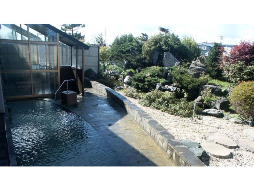 日本庭園を眺めながら露天風呂でぽっかぽか。夜になると7色のライトで彩られて幻想的なムードに一変!